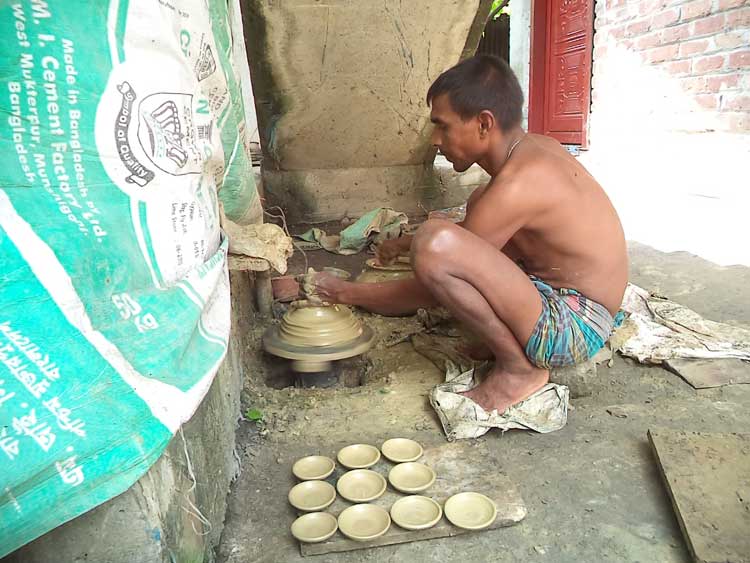 কালের বিবর্তনে হারিয়ে যেতে বসেছে নন্দীগ্রামে মৃৎশিল্প 