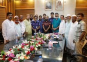 বগুড়ায় জেলা পুলিশের মধ্যস্থতায় মোটর
শ্রমিক ইউনিয়ন নেতৃবৃন্দের বিরোধ নিরোসন 