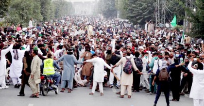 বিক্ষোভকারীদের সঙ্গে সংঘর্ষে পাকিস্তানে ২ পুলিশ নিহত
