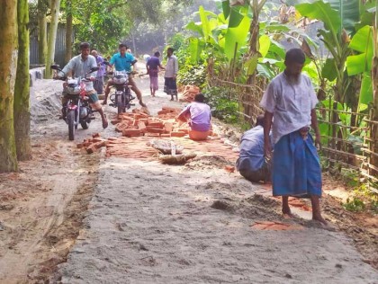 নির্বাচনের আগেই প্রতিশ্রুতি বাস্তবায়নে ইউপি প্রার্থী