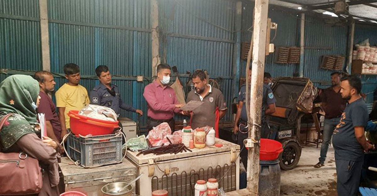 
ফতুল্লায় কাপড়ের রং মিশিয়ে আইসক্রীম তৈরি