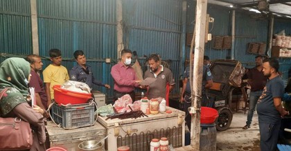 
ফতুল্লায় কাপড়ের রং মিশিয়ে আইসক্রীম তৈরি