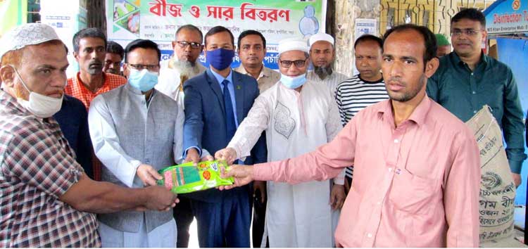 দুপচাঁচিয়ায় ক্ষুদ্র ও প্রান্তিক কৃষকদের মাঝে বিনামূল্যে বীজ ও সার বিতরণ