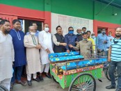 রিকশা হারিয়ে দিশেহারা ফরিদসহ তিনজন  পেলেন  হুইপ স্বপনের উপহার