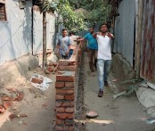 শাজাহানপুরে চলাচলের রাস্তায় প্রাচীর নির্মান অভিযোগ