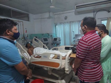 বগুড়ায় অধীনস্ত কর্মকর্তার অসুস্থতায় পাশে থেকে মানবিক দৃষ্টান্ত স্থাপন করলেন পুলিশ সুপার