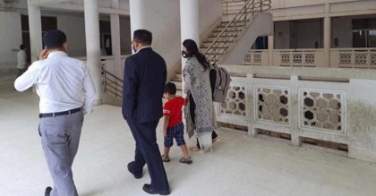 ভারতীয় মায়ের রিট: শিশুসহ বাবাকে হাজিরের নির্দেশ
