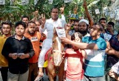 বগুড়া মাদলায় ঘোড়ায় চেপে ব্যতিক্রমী
নির্বাচনী প্রচারণায় চেয়ারম্যান প্রার্থী আতিক