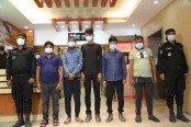 বগুড়ায় তিন মার্কেটে দুধর্ষ ডাকাতির পর
বিদেশী পিস্তল ও দেশীয় অস্ত্রসহ গ্রেপ্তার ৫