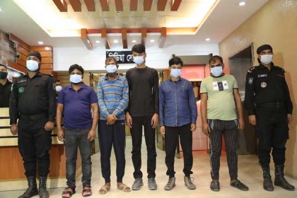 বগুড়ায় তিন মার্কেটে দুধর্ষ ডাকাতির পর
বিদেশী পিস্তল ও দেশীয় অস্ত্রসহ গ্রেপ্তার ৫