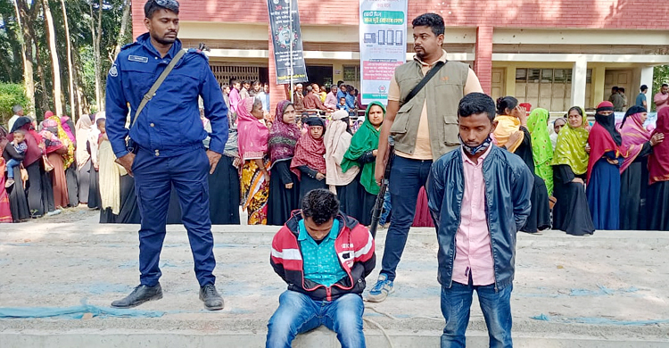 ৬ বহিরাগতকে ধরে ভোটকেন্দ্রের সামনেই আটকে রাখলো পুলিশ
