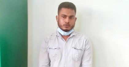 প্রবাসী বাবার ভোট দিতে গিয়ে ছেলে আটক
