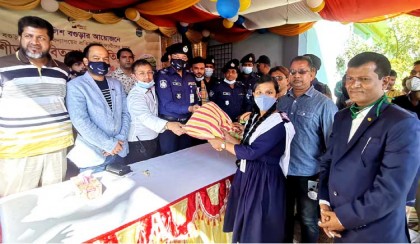 বগুড়ায় মূক-বধির বিদ্যালয়ের শিক্ষার্থীদের
মাঝে জেলা পুলিশের শীতবস্ত্র বিতরণ