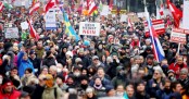 অস্ট্রিয়ায় ভ্যাকসিনবিরোধী বিক্ষোভে হাজারো মানুষ
