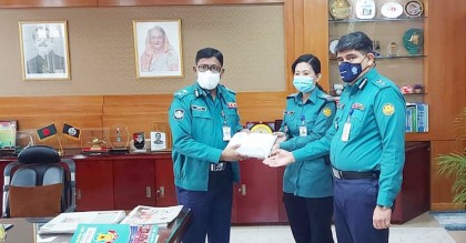 সার্জেন্ট মহুয়ার বাবার চিকিৎসায় ডিএমপি কমিশনারের অনুদান
