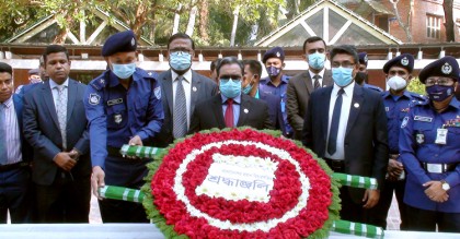 বঙ্গবন্ধুর সমাধিতে প্রধান বিচারপতির শ্রদ্ধা
