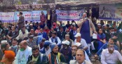 জাতীয়করণের দাবিতে প্রেস ক্লাবের সামনে শিক্ষকদের অবস্থান

