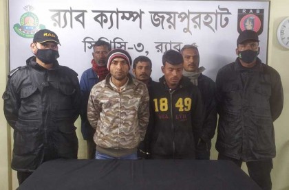 জয়পুরহাটে র‍্যাবের অভিযানে আটক ১০