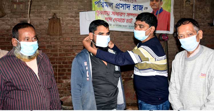 করোনা সংক্রমণ প্রতিরোধে
বগুড়া রাজাবাজারে মাস্ক বিতরণ