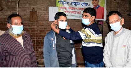করোনা সংক্রমণ প্রতিরোধে
বগুড়া রাজাবাজারে মাস্ক বিতরণ