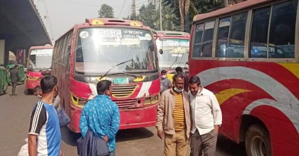 হাফ ভাড়া দিতে চাওয়ায় ঘড়ি-মানিব্যাগ কেড়ে নিয়ে দুই ছাত্রকে মারধর
