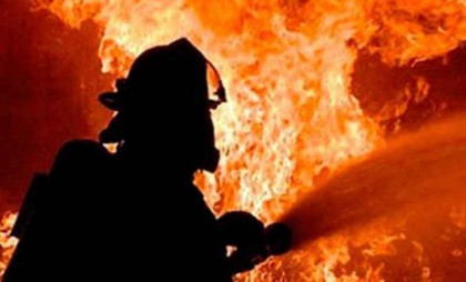 কুড়িলে রঙের দোকানে অগ্নিকাণ্ড
