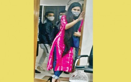 মডেল স্পর্শিয়া মাতাল অবস্থায় বন্ধুসহ থানায়