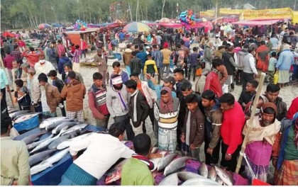 ধুনটে সরকারি নির্দেশনা অমান্য করে অবৈধ
মেলায় লাখো মানুষের সমাগম!