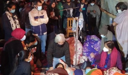 জাফর ইকবালের আশ্বাসে অনশন ভাঙছেন শিক্ষার্থীরা
