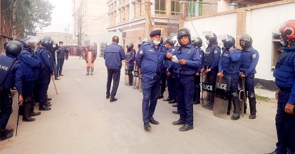 টঙ্গীতে শ্রমিক-পুলিশ সংঘর্ষ, ৩ কারখানা ছুটি ঘোষণা
