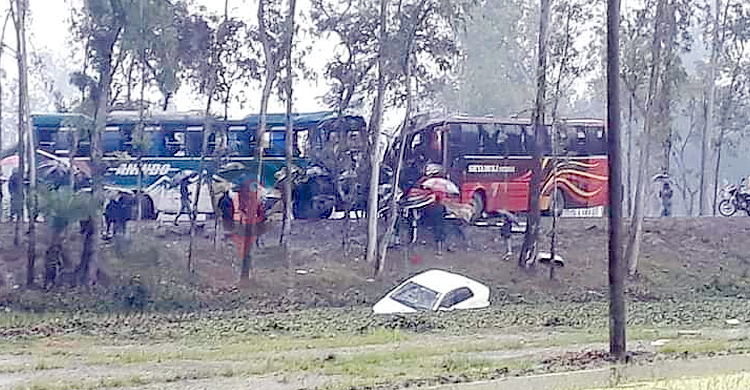 রংপুরে বাস-প্রাইভেটকারের ত্রিমুখী সংঘর্ষে আহত ১৫
