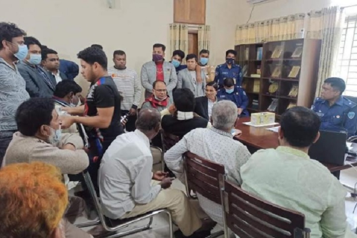 স্বেচ্ছায় কারাবরণ করতে থানায় হাজির অর্ধশত আ’লীগ নেতাকর্মী

