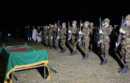 নিহত সেনা সদস্য হাবিবুর রহমানের দাফন সম্পন্ন
