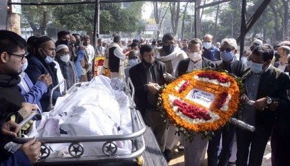 শহীদ মিনারে পীর হাবিবুর রহমানকে সর্বস্তরের মানুষের শ্রদ্ধা
