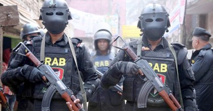 ‘সন্ত্রাসী’ আস্তানায় র‌্যাবের অভিযানে অস্ত্র-গোলাবারুদ উদ্ধার
