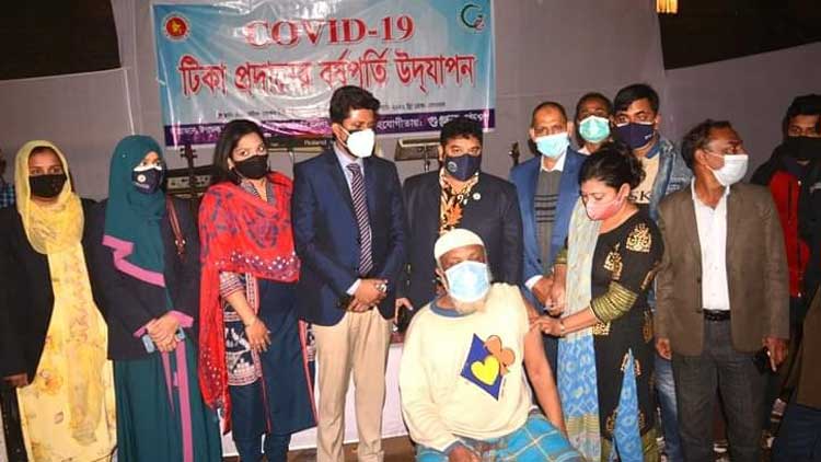 বগুড়ায় করোনা টিকাদান কর্মসূচীর বর্ষপূর্তিতে প্রায় ৫ হাজার শ্রমিক পেলেন ২য় ডোজ টিকা