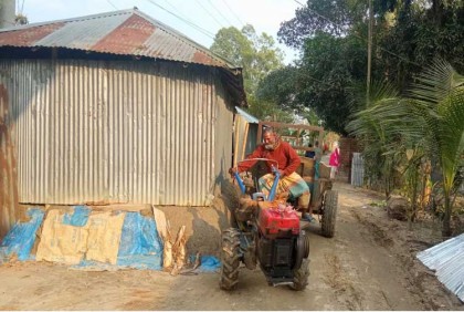 শিবগঞ্জে  সরকারি সড়ক দখল 
করে বাড়ি নির্মাণের অভিযোগ  