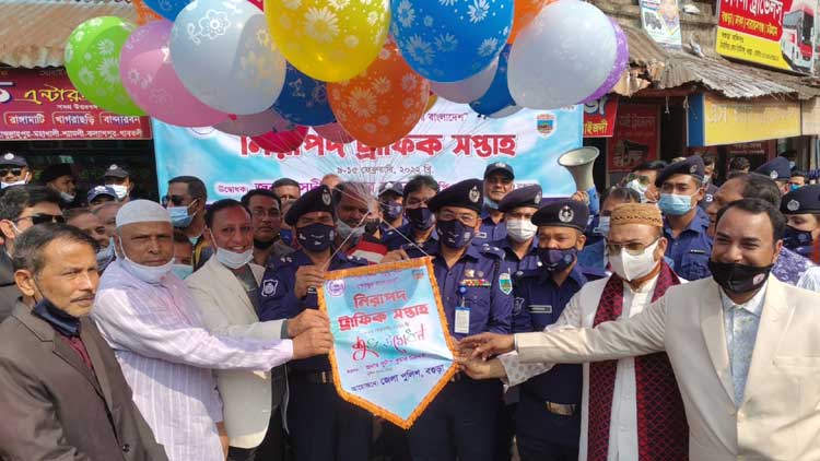বগুড়ায় নিরাপদ পরিবহন ব্যবস্থা
প্রণয়নে ট্রাফিক সপ্তাহের উদ্বোধন
