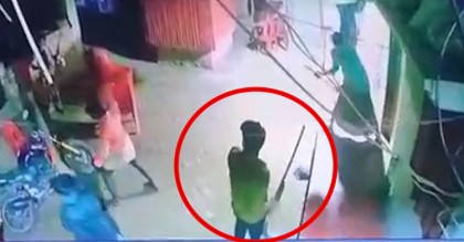 সাতকানিয়ায় অস্ত্র হাতে মেম্বারের বাড়িতে হামলা, ভিডিও ভাইরাল
