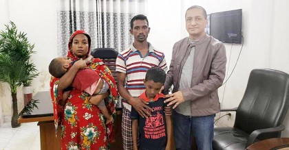 মা-বাবা ফেলে গেছেন, দুই ভাই কাঁদছিল রাস্তায়
