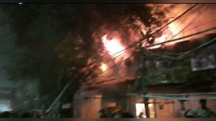 নীলক্ষেতে বইয়ের মার্কেটে ভয়াবহ আগুন
