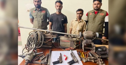 সিরাজগঞ্জে দুই অস্ত্র ব্যবসায়ী আটক
