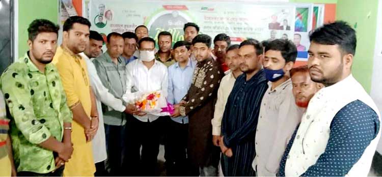 দুপচাঁচিয়া নবগঠিত কৃষকলীগের কমিটির পক্ষ থেকে উপজেলা আ’লীগ নেতৃবৃন্দকে ফুলেল শুভেচ্ছা