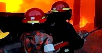 যাত্রাবাড়ীতে জুতার কারখানায় আগুন
