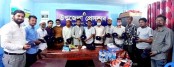 দুপচাঁচিয়া উপজেলা প্রেসক্লাবের সদস্যদের ক্যাপ উপহার দিলেন সাধারণ সম্পাদক