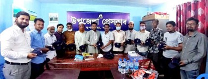 দুপচাঁচিয়া উপজেলা প্রেসক্লাবের সদস্যদের ক্যাপ উপহার দিলেন সাধারণ সম্পাদক