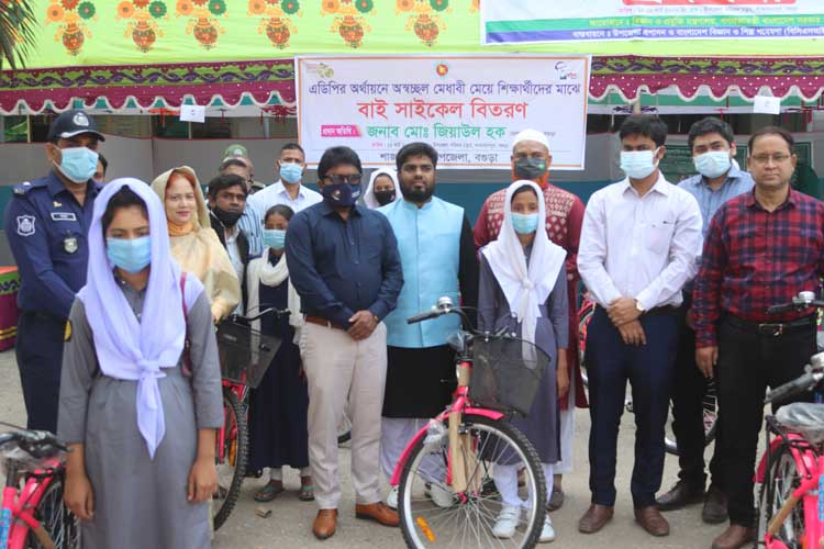 শাজাহানপুরে কিশোরীদের মাঝে বাই সাইকেল বিতরণ 