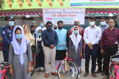 শাজাহানপুরে কিশোরীদের মাঝে বাই সাইকেল বিতরণ 