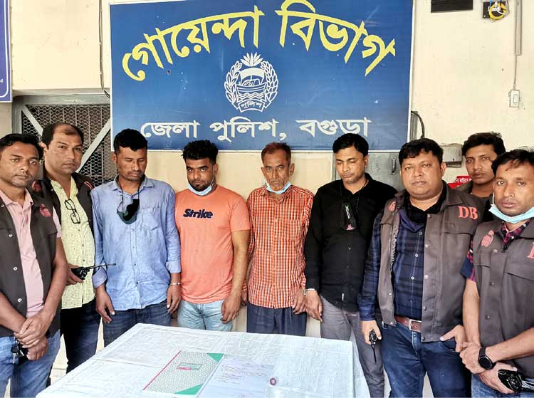সরকারি চাকুরি দেওয়ার নামে প্রতারণা: ভুয়া
সিল ও নিয়োগপত্রসহ বগুড়ায় ৪ জন গ্রেফতার