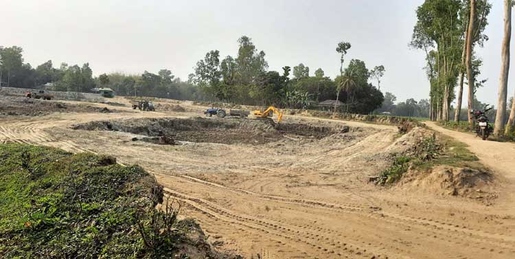 ধুনটে সরকারি রাস্তাসহ মুক্তিযোদ্ধা ভাইয়ের জমি
দখল করে পুকুর খননের অভিযোগ 